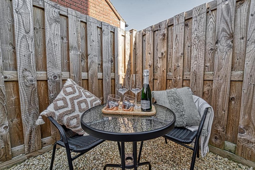 Guest Homes - Watledge House Apartment Tewkesbury Exteriör bild